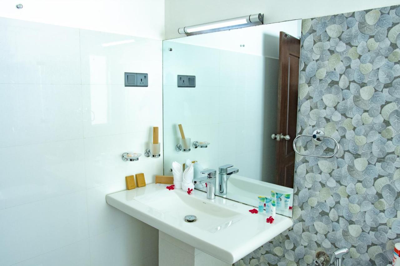 Manara Beach Resort Beruwala Exteriör bild